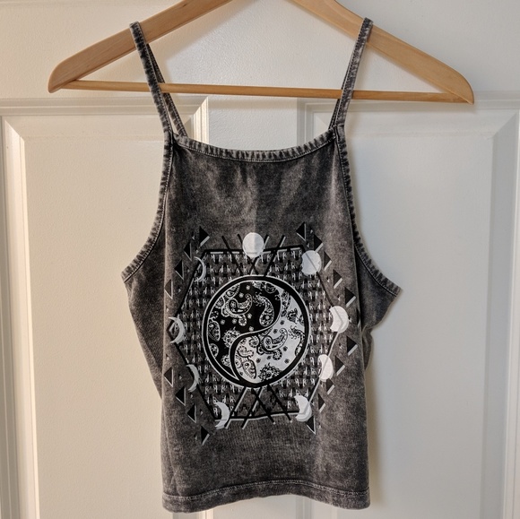 Atmosphere Tops - Crop top tank with yin yang
